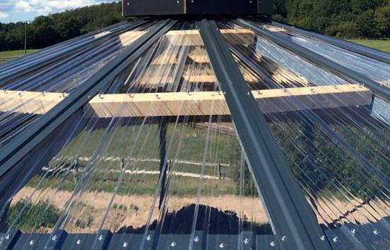 Das Bild zeigt Lichtplatten als Terassenüberdachung