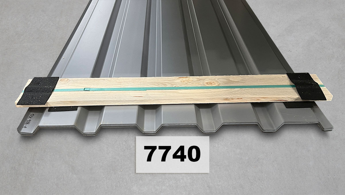 stahlträger, Holzstück, Metallblech, Dachplatten, Verpackung/Transportrohr