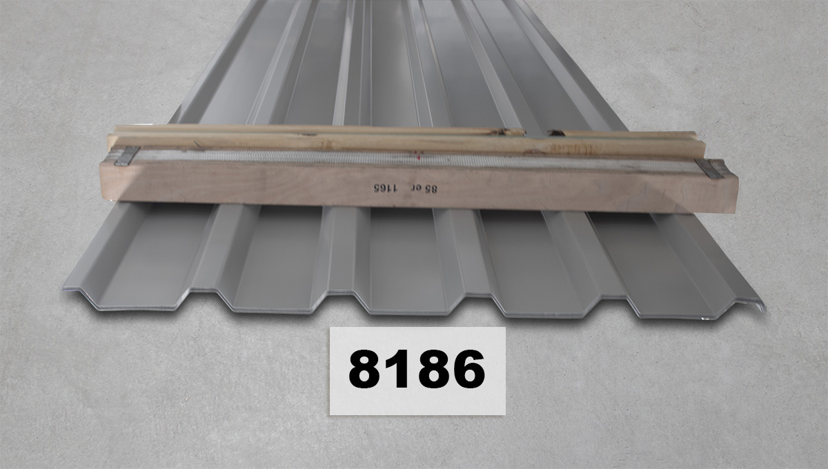 verpacktes Blechprofil, Dachpaneel, Wellblech aus Metall, grau, Holzunterlage