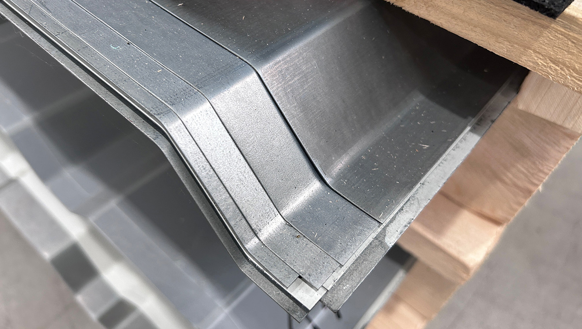 Edelstahl, Metallregal, Industrieller Rand, Eckdetail, staubiges Metall