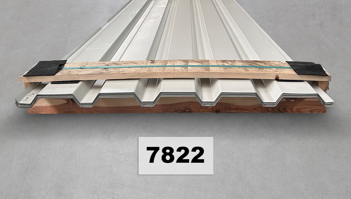 Stahlblechprofil, Dachblech, Metallblech, Holzunterlage, Verpackungsschutz