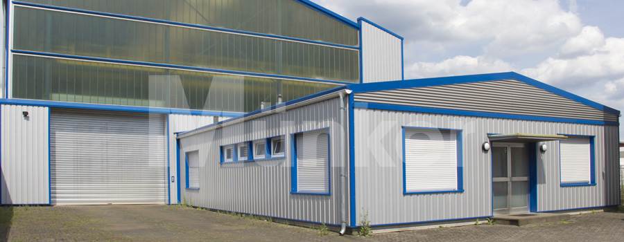 Ansicht für eine Fassade an einem Gebäude mit Trapezprofilen und farbigen Kantteilen