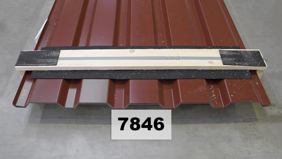 Dachblech, Metalldach, Rottöne, Bühnenträger, Holzlatte